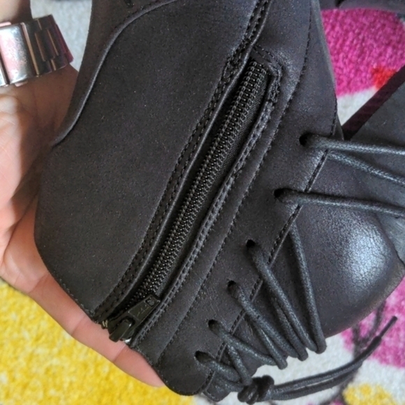 Report Size 9 Black Booties with‎ Decorative Stitching - Picture 7 of 8